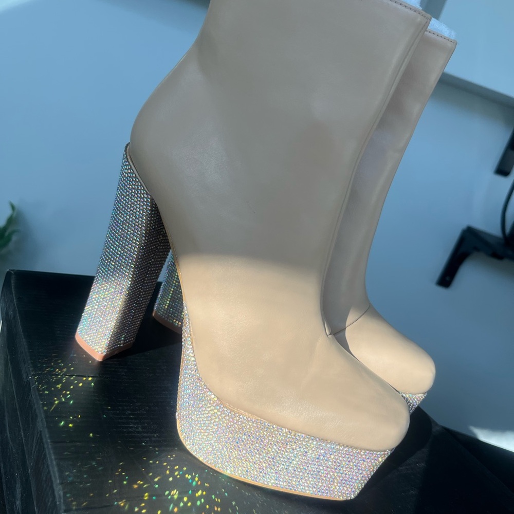 New. Faux leather light tan platform bootie Sz 8.5